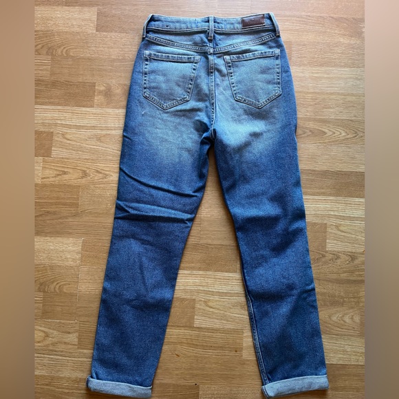 Hollister Ultra High Rise Destroyed Mom Jean Size 1R (W25 L27) New - Picture 3 of 3